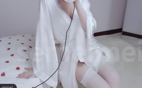 涩学妹-穿着白色睡衣给你舔耳朵-lcoser