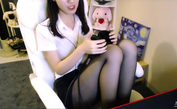 贝拉小姐姐黑丝舔耳